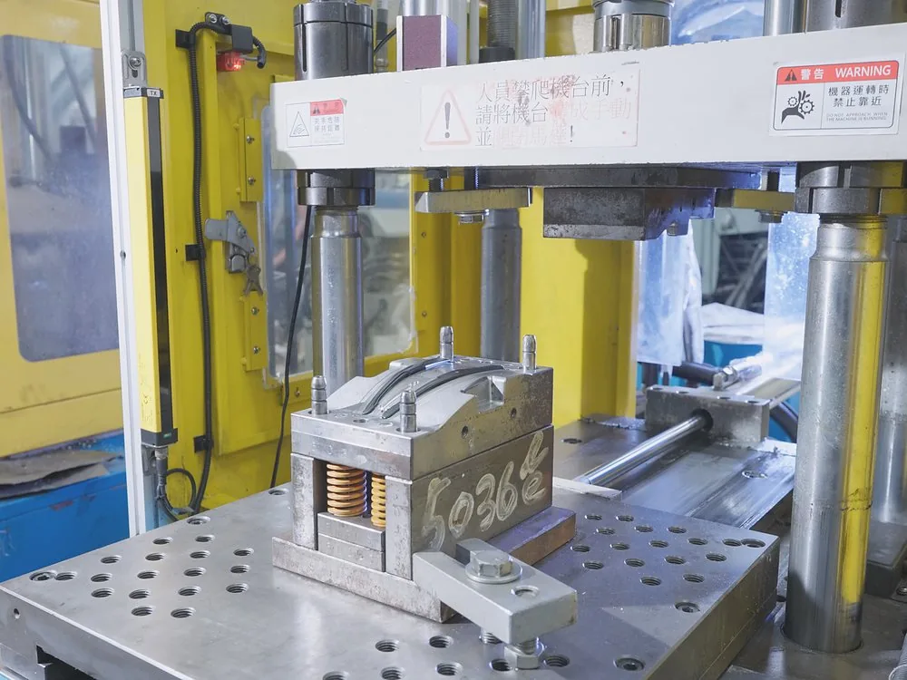 Vertical co-injection press with the mold in place