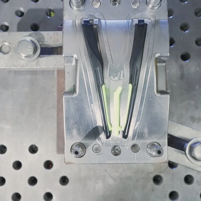 Two-colour temples in the co-injection mold