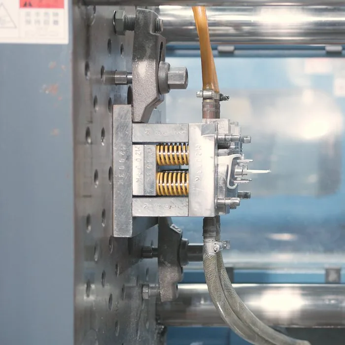 Open injection mold with a frame part in the cavity